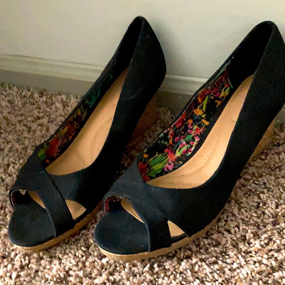 Black open toe wedge, size 11w